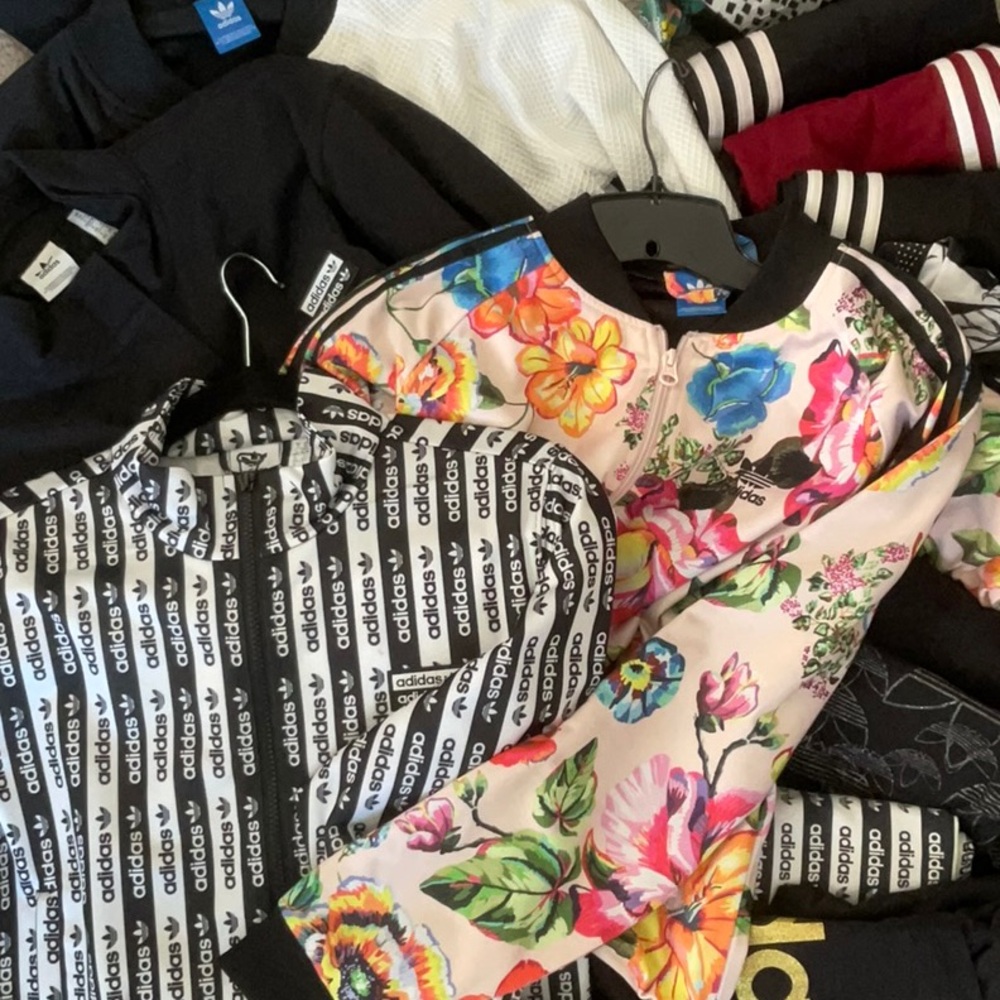Grab full Adidas bundles for a great price! Perfect for lounging or 🏋️‍♀️
